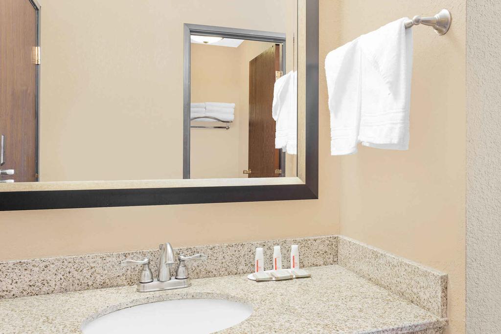 Motel Super 8 By Wyndham Sheboygan Wi Zewnętrze zdjęcie